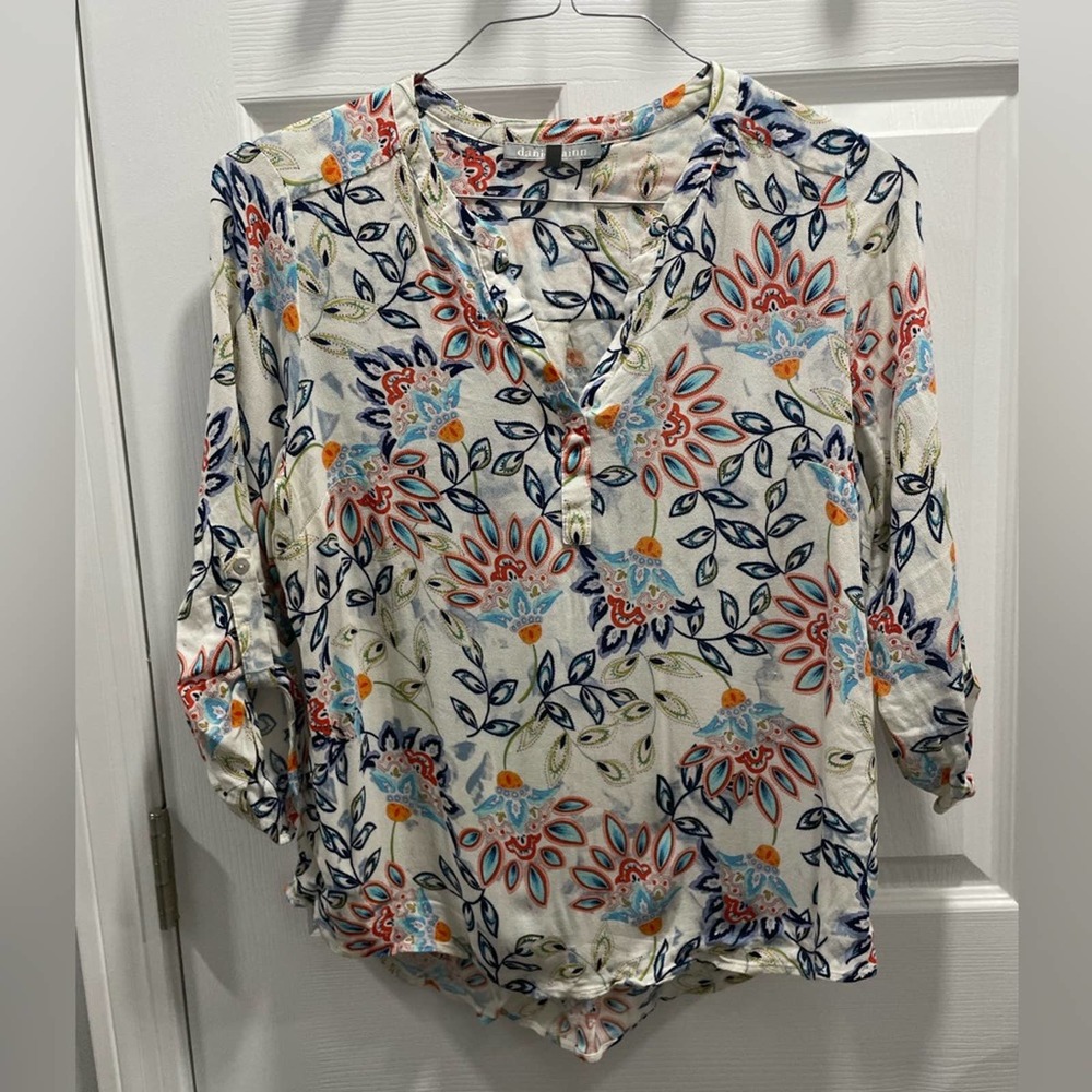 Daniel Rainn Woman’s Medium 3/4 sleeve Flowered blouse shirt